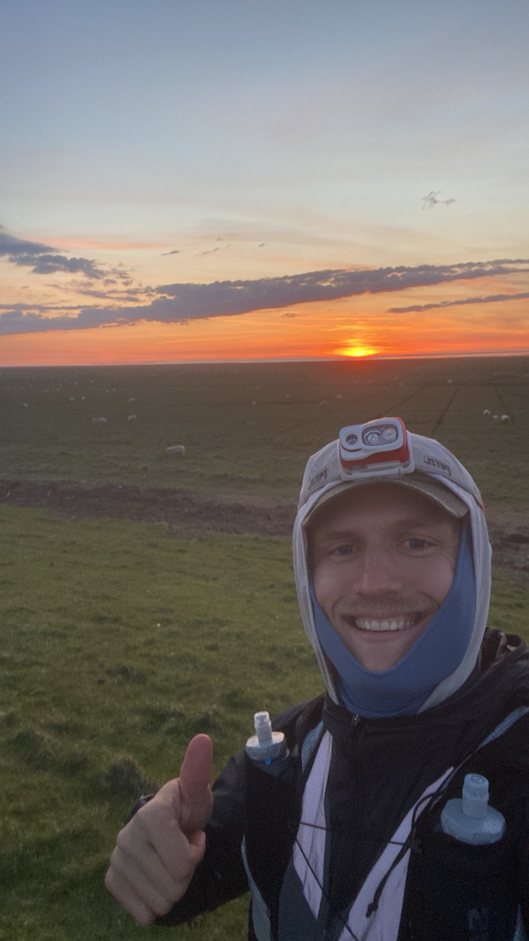 Carl løber ved solnedgang med pandelampe