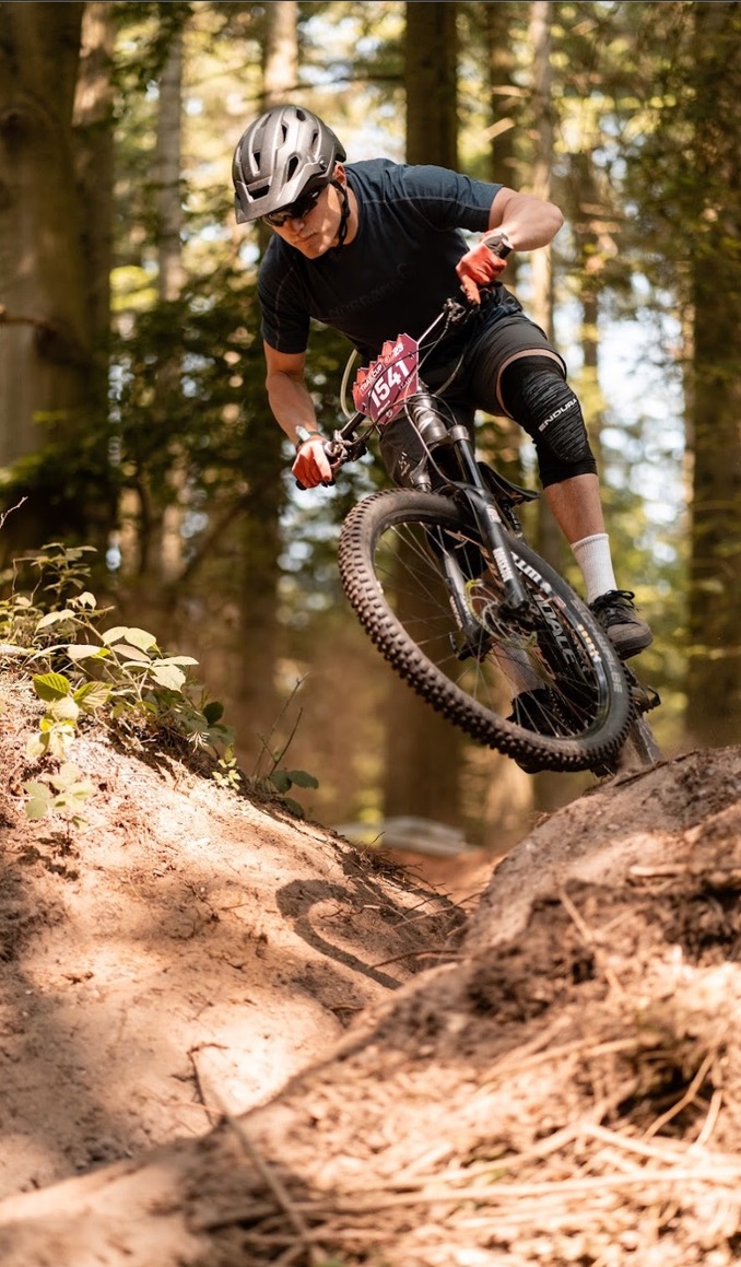 Carl på mountainbike i skoven