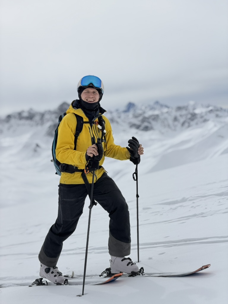 Carl på toppen med ski